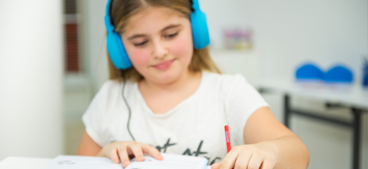 Alumno estudiando inglés desde la tableta, enfocado y con la postura adecuada según el método Kumon