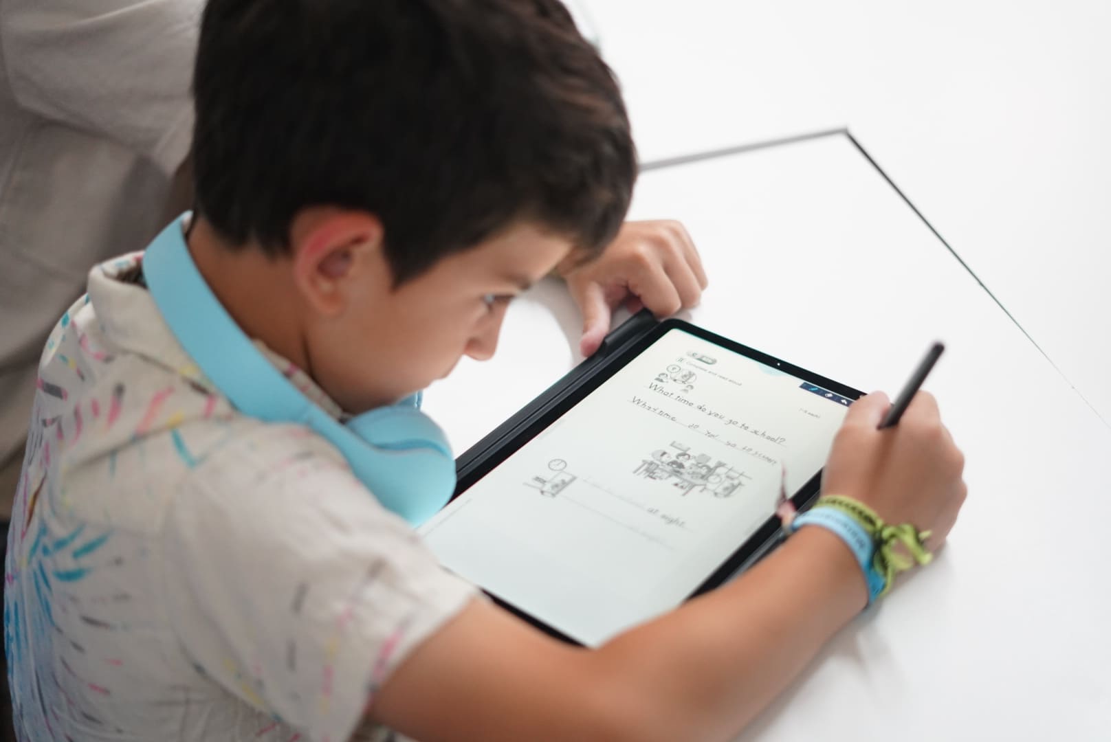 Alumno estudiando inglés desde la tableta, enfocado y con la postura adecuada según el método Kumon