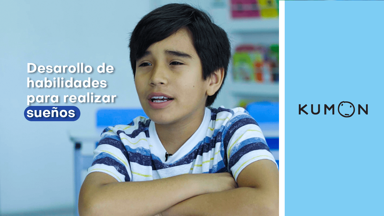 Alumno con los brazos cruzados hablando del desarrollo de habilidades con Kumon