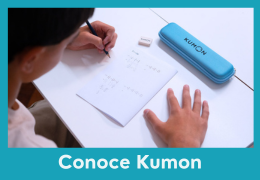Material de Kumon sobre la mesa y las manos de un alumno haciendo la tarea como parte de la rutina Kumon