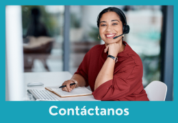 Atendente de Kumon con auriculares, lista para la atención al potencial cliente de Kumon