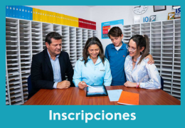En un centro Kumon, la orientadora saluda al nuevo cliente, y al fondo se desarrolla la rutina con los alumnos