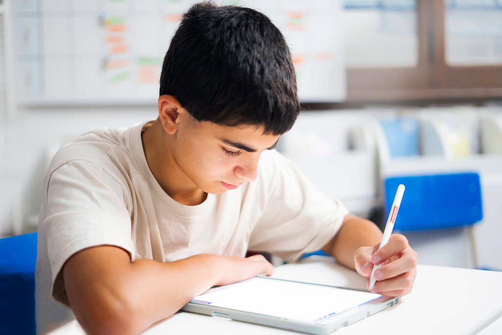 Estudiante concentrada resolviendo ejercicios en papel como parte del método Kumon de estudio individualizado