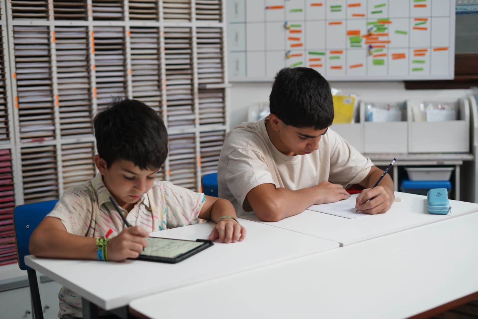 Alumno sosteniendo un lápiz y haciendo la tarea de matemáticas de nivel avanzado.