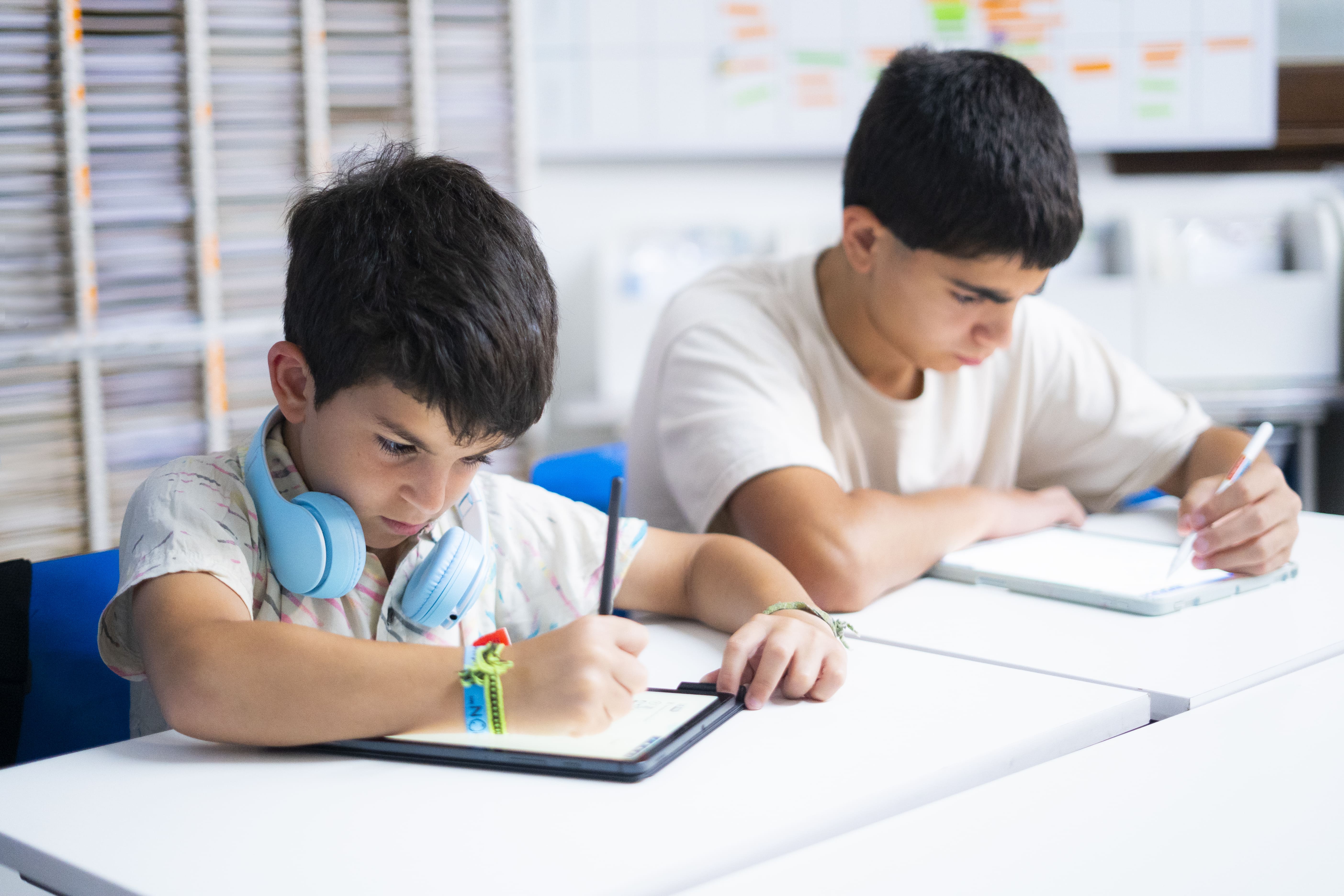 Dos alumnos en un centro Kumon haciendo su tarea de Kumon en la tableta