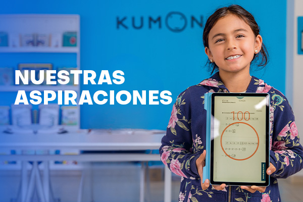 Una estudiante en un centro Kumon sosteniendo la tablet y mostrando el resultado 100 que recibió tras finalizar la tarea