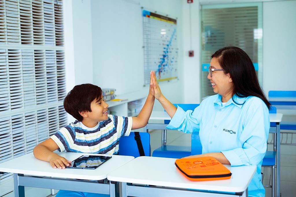Alumno de Kumon y su orientadora trabajando juntos para el éxito-Uruguay