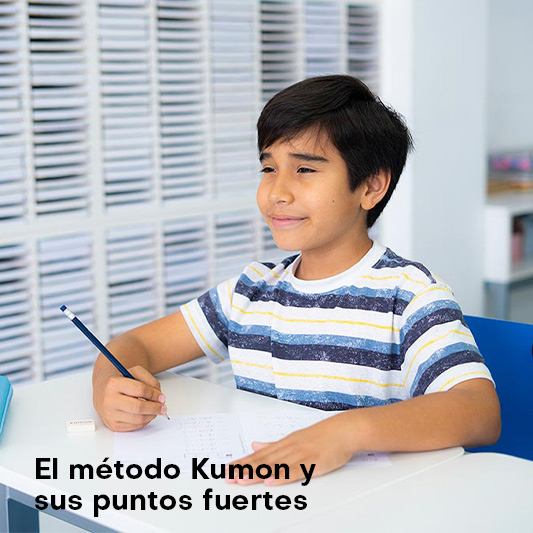 Niño estudiando con materiales del método Kumon en un ambiente organizado y con la postura adecuada